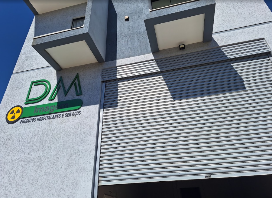 Placa de identificação da loja DM Imagem na fachada